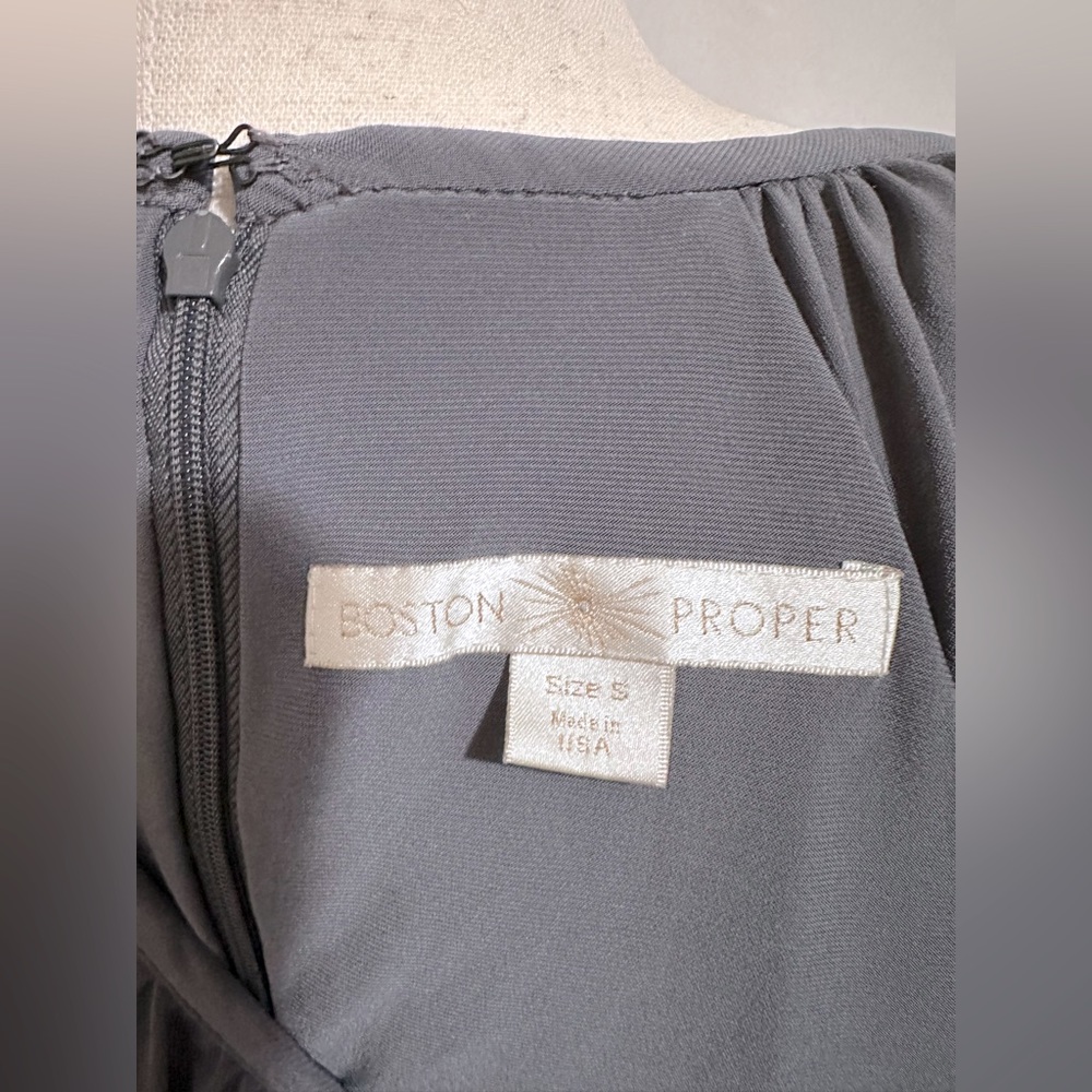 Boston Proper Cold Shoulder Ruched Top Gray Dress. Size: Small - Picture 4 of 5